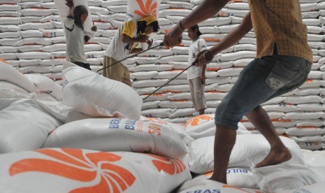 Pekerja menata karung-karung beras untuk rakyat miskin (raskin) di gudang Badan Urusan Logistik (Bulog) Kelapa Gading, Jakarta. 