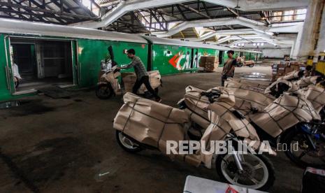 Pekerja menata motor ke dalam gerbong kereta api di Stasiun Jakarta Gudang, Jakarta Utara.  PT Bank Rakyat Indonesia (Persero) Tbk memperluas dan mengembangkan layanan perbankan melalui sinergi dengan perusahaan BUMN lainnya. Sebagai bentuk dari implementasi tersebut, BRI menggandeng PT Kereta Api Indonesia (Persero) beserta anak usahanya dalam kerja sama fasilitas Notional Pooling.