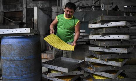 Pekerja menata peralatan saat menggelar aksi mogok berproduksi di salah satu pabrik tahu di Jakarta, Sabtu (2/1/2021). Sejumlah produsen tahu dan tempe di Jabodetabek menggelar aksi mogok berproduksi sebagai protes dari naiknya harga kedelai di pasaran yang mencapai Rp9.000 per kilogram dari harga normal Rp7.000 per kilogram. Mereka berharap pemerintah segera mengambil kebijakan menurunkan harga kedelai karena membebani pelaku usaha UMKM tersebut.