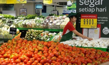 Pekerja menata produk bahan makanan pokok di salah satu pusat perbelanjaan, Jakarta, Senin (1/9). (Republika/Prayogi)