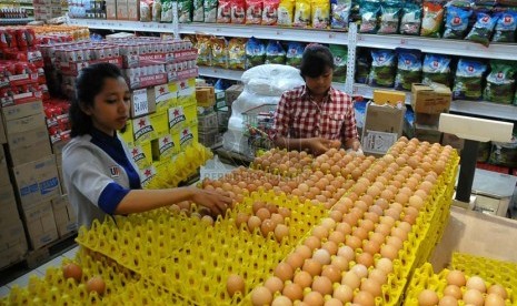 Pekerja menata produk bahan makanan pokok di salah satu pusat perbelanjaan, Jakarta, Senin (1/9).  (Republika/Prayogi)