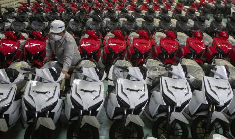 Pekerja menata sepeda motor listrik Gesits yang telah selesai dirakit di pabrik PT Wika Industri Manufaktur (WIMA), Cileungsi, Kabupaten Bogor, Jawa Barat, Rabu (27/10/2021). WIMA menargetkan penjualan sepeda motor listrik dengan 85 persen komponennya produksi dalam negeri dan baru saja diekspor ke Senegal tersebut sebanyak tujuh ribu unit hingga akhir 2021.