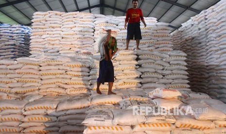 Pekerja menata stok pupuk NPK bersubsidi saat monitoring penyaluran stok pupuk bersubsidi di Gudang Penyangga Petrokimia Gresik, Pakisaji, Malang, Jawa Timur, Kamis (6/12)