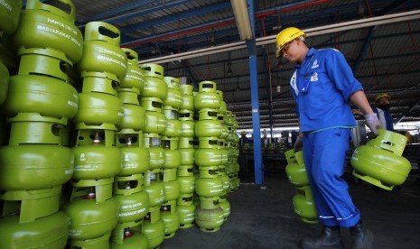 Pekerja menata tabung elpiji berukuran tiga kilogram di Depot LPG Pertamina Tanjung Perak, Surabaya, Jawa Timur, Senin (20/5/2019).