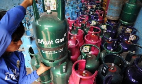 Pekerja menata tabung Elpiji di Agen Raja Gas, Depok, Jawa Barat, Senin (6/1).