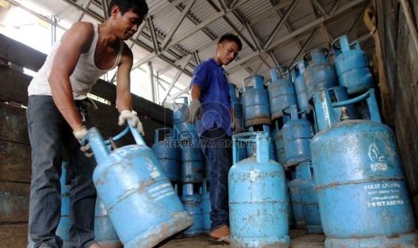   Pekerja menata tabung elpiji (liquified petroleum gas/LPG) 12 kg di di salah satu agen gas elpiji di Jakarta Timur, Selasa (9/9).   (Republika/ Yasin Habibi)