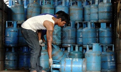   Pekerja menata tabung elpiji (liquified petroleum gas/LPG) 12 kg di di salah satu agen gas elpiji di Jakarta Timur, Selasa (9/9). PT Pertamina (Persero) resmi menaikan harga jual elpiji nonsubsidi. 