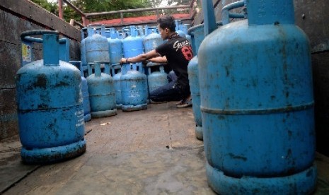 Pekerja menata tabung elpiji ukuran 12 kilogram di salah satu agen di Jakarta, Rabu (4/3).