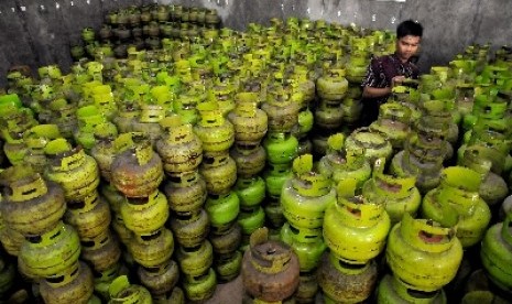 Pekerja menata tabung gas elpiji 3 Kg.