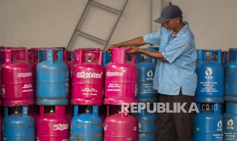 Pekerja menata tabung gas elpiji nonsubsidi di salah satu agen di Petojo, Jakarta, Selasa (28/12/2021). Pertamina melakukan penyesuaian harga elpiji nonsubsidi ukuran 5,5 kilogram dan 12 kilogram dengan kenaikan antara Rp1.600 hingga Rp2.600 per kilogram sejak 25 Desember 2021 untuk merespons tren peningkatan harga 