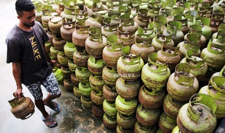 Pekerja menata tabung kosong elpiji 3 Kilogram di salah satu agen elpiji di Kecamatan Wuawua, Kendari, Sulawesi Tenggara, Senin (21/5).