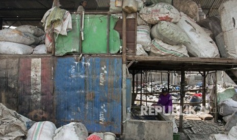 Pekerja mencacah sampah plastik di Fasilitas Daur Ulang Sampah Plastik di kawasan Cipayung, Jakarta, Senin (1/4/2019).