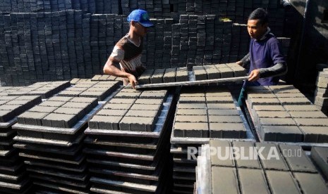 Pekerja mencetak batako berbahan baku bekas limbah batubara di Cilegon, Banten, Kamis (19/5).  (Republika / Agung Supriyanto )