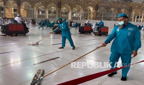  Pekerja mendisinfeksi halaman di Masjidil Haram di kota suci Muslim Mekkah, Arab Saudi,  Ahad (17/10/2021). Ribuan pekerja dan ratusan peralatan dikerahkan untuk pembersihan Masjidil Haram. Ilustrasi.