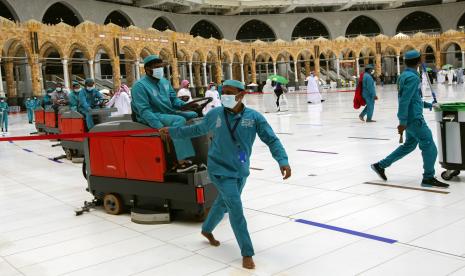 Pekerja mendisinfeksi halaman di Masjidil Haram untuk membantu melindungi dari virus corona di kota suci Muslim Mekah, Arab Saudi, Kamis, 22 Juli 2021. Sambut Ramadhan, Pengurus Masjid Al Haramain Rekrut 12 Ribu Pekerja