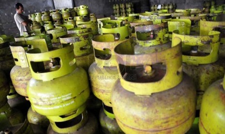 Pekerja mendistribusikan tabung gas tiga kilogram kepada pengecer di agen elpiji di kawasan Mampang Prapatan,Jakarta, Kamis (3/7).(Republika/Prayogi).