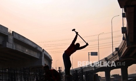 Pekerja meneyelesaikan pembangunan proyek Infrastruktur di Jakarta (iulustrasi)