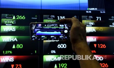 Indeks Harga Saham Gabungan (IHSG) bergerak bervariasi pada perdagangan pagi ini, Selasa (23/4). Indeks saham menguat 0,27 persen ke level 4.932,35 setelah sebelumnya dibuka melemah di zona merah pada posisi 4.898,48. 