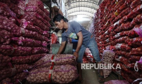  Pekerja mengangkut bawang putih di Pasar Induk Kramat Jati, Jakarta, Rabu (17/5).