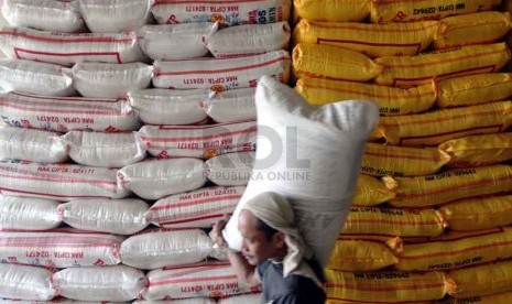  Pekerja mengangkut beras di Pasar Induk Beras, Jakarta, Kamis (25/9).(Republika/ Yasin Habibi)