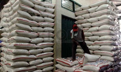  Pekerja mengangkut beras di Pasar Induk Beras, Jakarta, Kamis (25/9).(Republika/ Yasin Habibi)