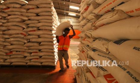 Pekerja mengangkut beras stok Bulog di gudang penyimpanan Siron, Aceh Besar, Aceh, Rabu (1/9/2021). Direktur Utama Perum Bulog Budi Waseso menyebutkan stok beras nasional per 27 Agustus 2021 mencapai 1,16 juta ton atau cukup memenuhi kebutuhan program ketersediaan pasokan dan stabilisasi harga (KPSH) atau operasi pasar dan tanggap darurat bencana. 