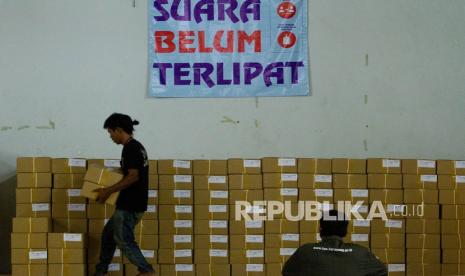 Pekerja mengangkut kardus berisi surat suara Pilkada Karawang 2020 di Gedung Olahraga Panatayudha, Karawang, Jawa Barat, Rabu (18/11/2020). KPU Kabupaten Karawang telah menerima surat suara untuk pilkada Karawang sebanyak 1.686.765 lembar dan dijadwalkan akan disortir dan dilipat pada Kamis (19/11) dengan estimasi waktu maksimal selama lima hari. 