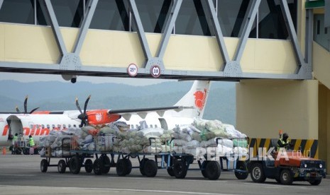 Pekerja mengangkut kargo muatan udara dengan kereta barang di Bandara Internasional Sultan Iskandar Muda (SIM) Blangbintang, Kabupaten Aceh Besar, Aceh, Kamis (17/1/2019).