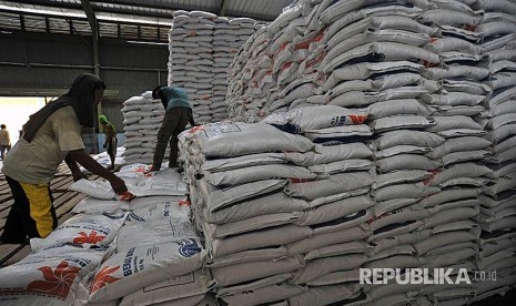 Pekerja mengangkut karung berisi beras dari gudang Perum Bulog untuk dijual ke pasar di Serang, Banten, Sabtu (8/12). Menjelang libur Natal dan Tahun Baru Perum Bulog menggelontorkan 2,4 juta ton stok beras untuk menekan harga beras jenis medium di pasaran.