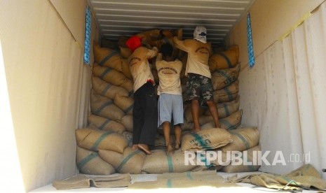 Pekerja mengangkut karung biji kopi (green been) asal Gunung Puntang ke dalam truk kontainer untuk diekspor ke Maroko, Afrika Utara, di Desa Pasirhuni, Kecamatan Cimaung, Kabupaten Bandung, Rabu (22/6). (Republika/Umar Mukhtar)