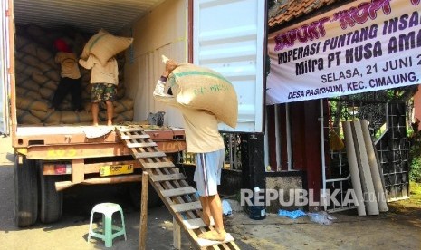 Pekerja mengangkut karung biji kopi (green been) asal Gunung Puntang ke dalam truk kontainer untuk diekspor ke Maroko, Afrika Utara, di Desa Pasirhuni, Kecamatan Cimaung, Kabupaten Bandung, Rabu (22/6) 