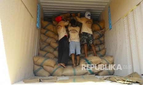 Pekerja mengangkut karung biji kopi (green been) asal Gunung Puntang ke dalam truk kontainer untuk diekspor ke Maroko, Afrika Utara, di Desa Pasirhuni, Kecamatan Cimaung, Kabupaten Bandung, Rabu (22/6) 