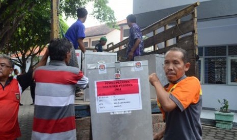 Pekerja mengangkut kotak suara Pilpres 2014 di kantor KPUD Kota Madiun, Jatim, Minggu (13/7). 