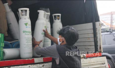 Pekerja mengangkut tabung oksigen di kantor Disaster Management Center (DMC) Dompet Dhuafa (DD) di Tangerang Selatan, Kamis (5/8/2021).