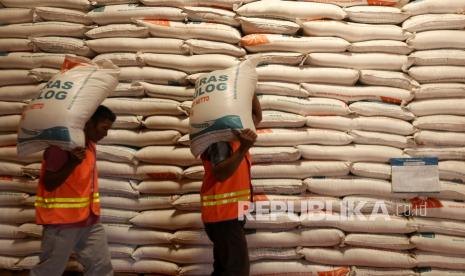 Pekerja mengankut beras stok Bulog di gudang penyimpanan Siron, Aceh Besar, Aceh, Rabu (1/9). Sepanjang  2021, Kementerian Perdagangan (Kemendag) menyatakan kebutuhan beras nasional dapat dipenuhi dari pasokan dalam negeri melalui serapan Bulog untuk gabah dan beras petani.