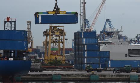 Pekerja mengawasi bongkar muat peti kemas di Pelabuhan Tanjung Priok, Jakarta Utara (ilustrasi).