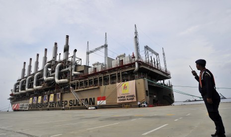 Pekerja mengawasi Kapal Pembangkit Listrik Marine Vessel Power Plant (MVPP) 