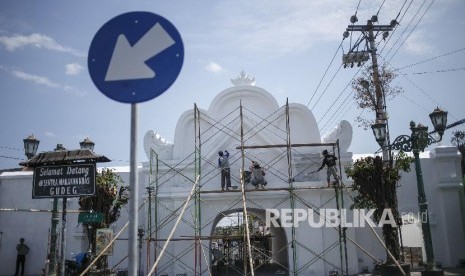 Pekerja mengecat bangunan cagar budaya Plengkung Tarunasura di Wijilan, DI Yogyakarta