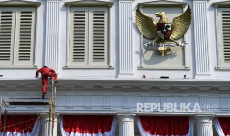 Pekerja mengecat dinding gedung Istana Negara, Jakarta, Rabu (7/8/2019).