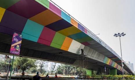 Pekerja mengecat flyover di Kawasan Kemayoran, Jakarta, Sabtu (28/7).