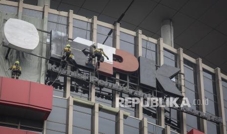  KPK Geledah Ruang Walikota Yogyakarta, Pj: Kami Kooperatif. Foto:   Pekerja mengecat logo Komisi Pemberantasan Korupsi (KPK) di Gedung Merah Putih, Jakarta, Selasa (10/8/2021). Pengecatan tersebut dilakukan untuk memperbaiki logo KPK yang sempat rusak beberapa waktu lalu. 