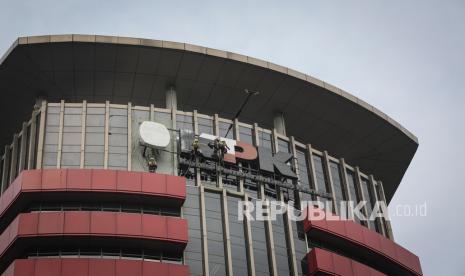 KPK Periksa Enam Saksi Terkait Gratifikasi di Lampung Utara. Foto: Pekerja mengecat logo Komisi Pemberantasan Korupsi (KPK) di Gedung Merah Putih, Jakarta, Selasa (10/8/2021). Pengecatan tersebut dilakukan untuk memperbaiki logo KPK yang sempat rusak beberapa waktu lalu. 