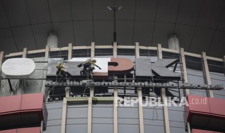 Logo Komisi Pemberantasan Korupsi (KPK) di Gedung Merah Putih, Jakarta Selatan, Selasa (10/8/2021).