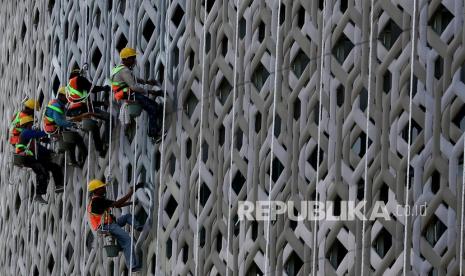 Pekerja mengecat ulang dinding luar Museum Tsunami yang bermotif anyaman bambu di Banda Aceh, Aceh, Selasa (21/9/2021). Museum Tsunami yang dirancang arsitek Jawa Barat Ridwan Kamil merupakan museum yang dijadikan tempat untuk mengenang kembali bencana alam yang terjadi pada 26 Desember 2004 dan tempat penelitian tentang tsunami aceh serta tempat tempat penyelamatan apabila terjadi bencana serupa di masa yang akan datang. 