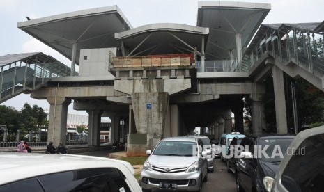 Pekerja mengecek atap Stasiun LRT Velodrome yang masih dalam tahap penyelesaian pembangunan di Rawamangun, Jakarta, Sabtu (16/2/2019).