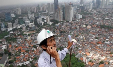 Pekerja mengecek pembangunan Menara MSIG, Jakarta, Senin (14/4).