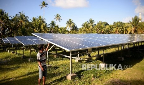 Pekerja mengecekan terhadap panel surya di pembangkit Listrik Tenag Surya di Pulau Miangas, Sulut, Senin (18/4) (ilustrasi).