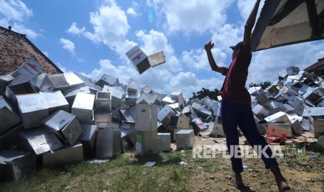 Pekerja mengeluarkan kotak suara Pemilu 2014 di Gudang KPU Sumenep, Jawa Timur, Ahad (21/4/2019).