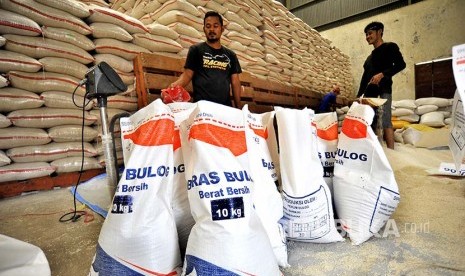 Pekerja mengemas beras hasil pembelian dari petani di Gudang Bulog Subdivre Serang, di Serang, Banten, Jumat (19/1). Bulog setempat tahun 2017 hanya mampu menyerap 37 ribu ton beras petani dari target sebanyak 42 ribu ton karena terkendala cuaca dan fluktuasi harga yang tinggi seperti saat ini gabah petani dijual seharga Rp5.500 sedang standar pembelian di Bulog hanya Rp3.900 per kilogram. 