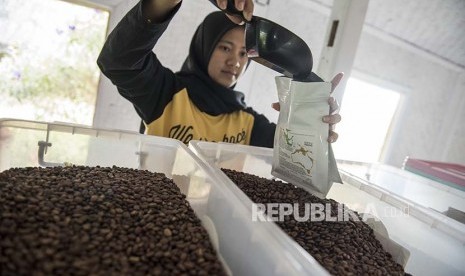 Pekerja mengemas biji kopi panggang arabica di Basecamp Persaudaraan Gunung Puntang Indonesia (PGPI) Shelter Kopi Sunda Hejo, Gunung Puntang, Kabupaten Bandung, Jawa Barat, Senin (2/10). 